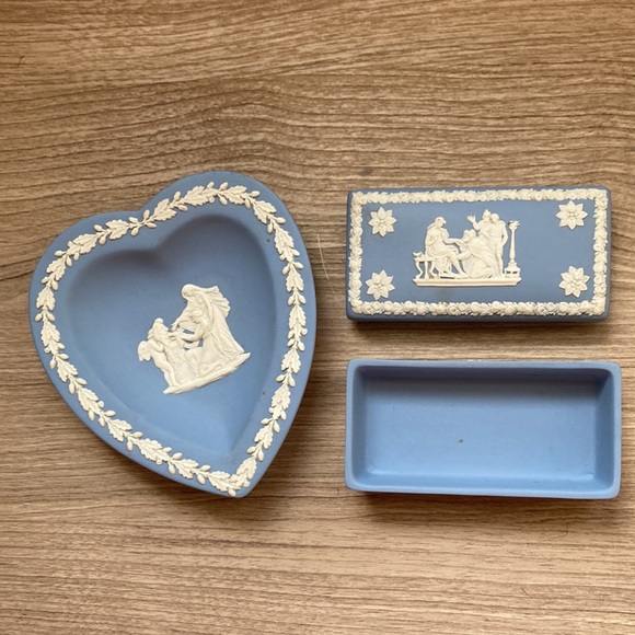 Wedgwood England jasperware vesta match box and heart plate - Picture 3 of 16